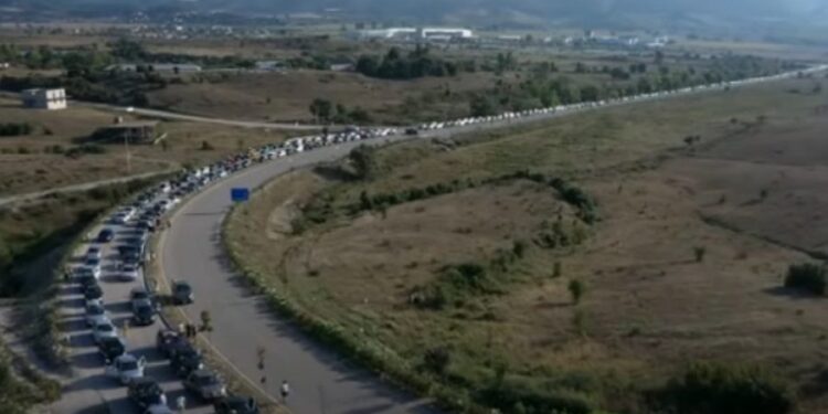 Kolona duga 20 km: Albanci čekaju tri dana na granici (VIDEO)