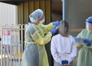 Godina opasnog življenja s koronom