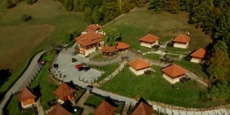 Srbin iz Amerike za 45 miliona dinara kupio celo etno selo u Koštunićima