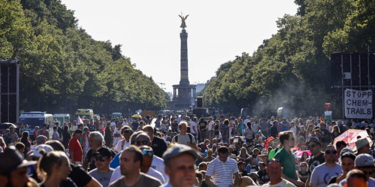 Protest protiv maski u Berlinu: U sukobima na ulicama povređeno 18 policajaca (VIDEO)