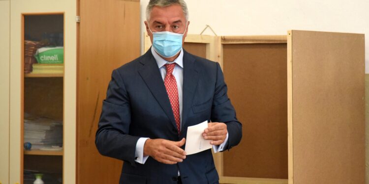 Dojče vele: Ðukanović ima dve opcije – egzil ili razdor