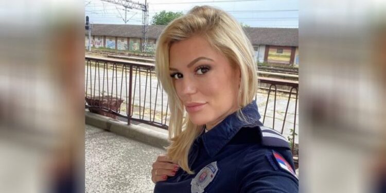 Najlepša srpska policajka okačila slike u kupaćem