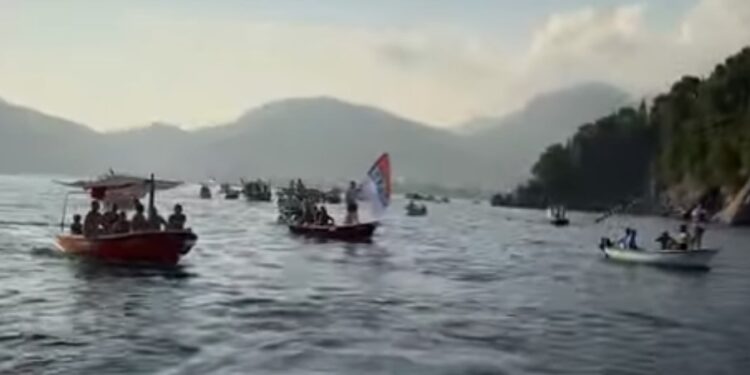 Održana litija na vodi: Iz čamaca za odbranu svetinja u Crnoj Gori (VIDEO)