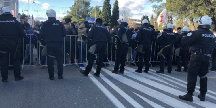 Tuča u Podgorici: Sukob pristalica odlazećeg režima i opozicije
