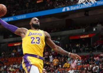 Lebron zakucao Hjuston, Milvoki jedva dobio Majami (VIDEO)
