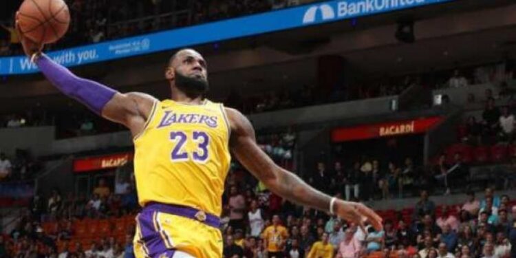 Lebron zakucao Hjuston, Milvoki jedva dobio Majami (VIDEO)