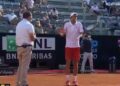 Danas ništa ne vidite, zar ne? Novak 3 puta ispravljao sudiju, pa poludeo zbog njegovih odluka (FOTO/VIDEO)
