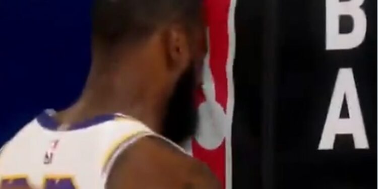 Lebronu teško pao poraz od Jokića, udarao glavom o konstrukciju koša! (VIDEO)
