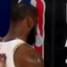 Lebronu teško pao poraz od Jokića, udarao glavom o konstrukciju koša! (VIDEO)