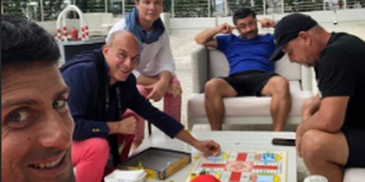 Novak promenio ritual pre finala u Rimu: “Uno” je prevaziđen, hoće li mu omiljena dečija igra doneti sreću (FOTO)