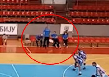 Novi skandal u srpskom sportu: Trener šutirao sopstvenog igrača usred meča (VIDEO)