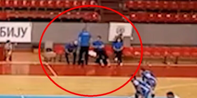 Novi skandal u srpskom sportu: Trener šutirao sopstvenog igrača usred meča (VIDEO)