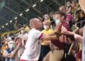 Totalni haos u Kupu Nemačke: Štoper HSV-a preskočio ogradu i davio navijača Dinama iz Drezdena (VIDEO)