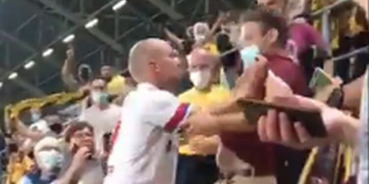 Totalni haos u Kupu Nemačke: Štoper HSV-a preskočio ogradu i davio navijača Dinama iz Drezdena (VIDEO)