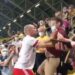 Totalni haos u Kupu Nemačke: Štoper HSV-a preskočio ogradu i davio navijača Dinama iz Drezdena (VIDEO)