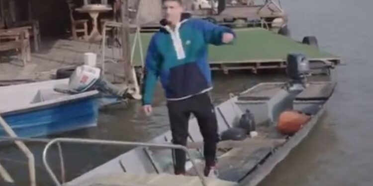 Skromna kuća, zastava Srbije i raj na zemlji: Kecmanović kakvog niste videli i rođendanska čestitka ATP-a  (VIDEO)