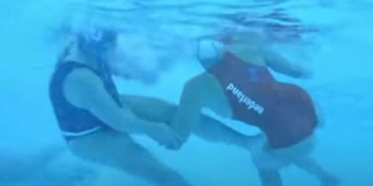 Kad kupaći pukne, raduje se publika: Evo što vaterpolistkinje rade ispod vode! (VIDEO)