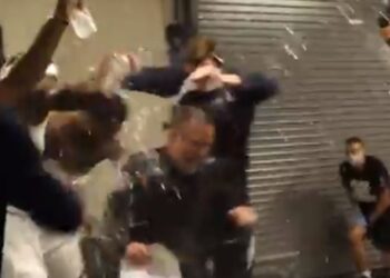Oduševljeni Meloun dizao Jokića uvis, igrači mu napravili „mokru“ sačekušu u svlačionici (FOTO/VIDEO)