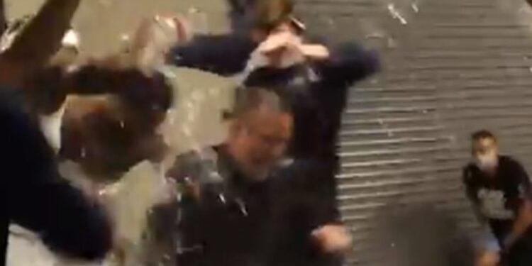 Oduševljeni Meloun dizao Jokića uvis, igrači mu napravili „mokru“ sačekušu u svlačionici (FOTO/VIDEO)