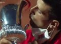 Slika za ponos: Novak sa maskom na kojoj je srpska zastava ljubi trofej Rima (VIDEO)