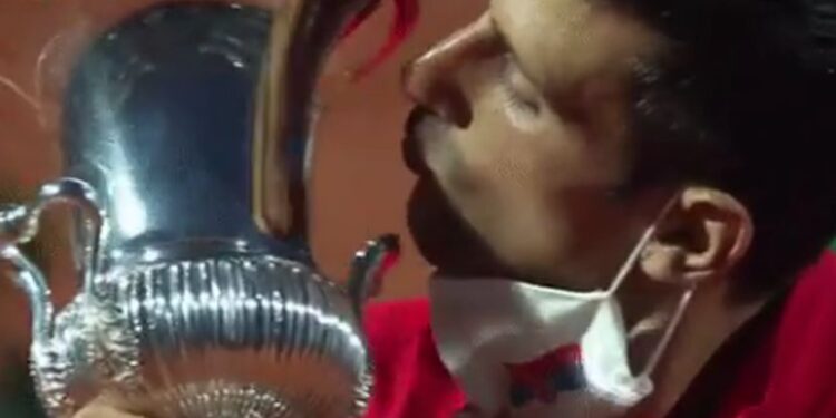 Slika za ponos: Novak sa maskom na kojoj je srpska zastava ljubi trofej Rima (VIDEO)