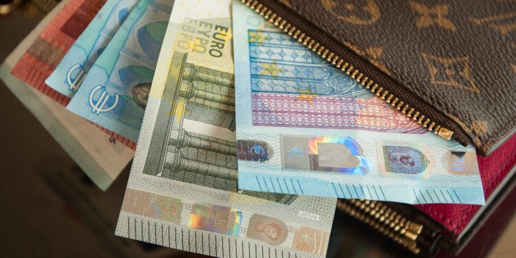 Četiri od deset Austrijanaca “oseća” koronu i finansijski