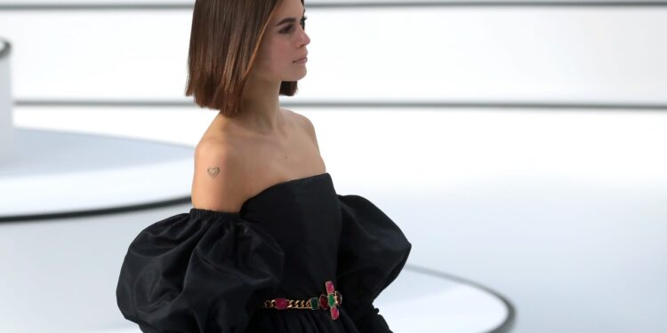Ćerka Sindi Kraford za 19. rođendan pozirala potpuno gola (FOTO)
