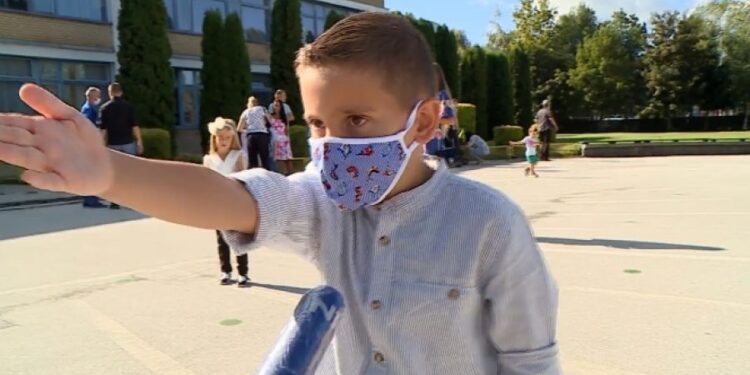 Sarajevski osnovac nasmejao čitav region: Stav’ masku na nos, neću da se zarazim (VIDEO)