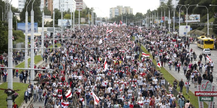 Minsk: Demonstranti marširaju do Lukašenkove rezidencije