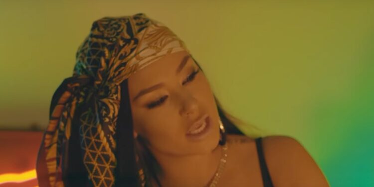 Elena Kitić kao od majke rođena, samo se prekrila rukama (FOTO)