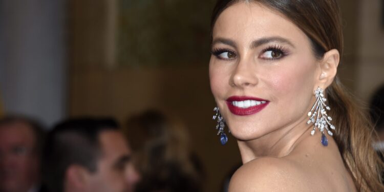 Sofija Vergara “muku muči” sa bikom na naduvavanje (VIDEO)