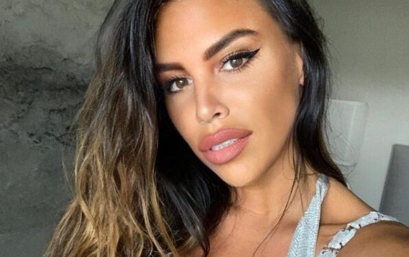 Kaja seksi guzu uvaljala u vreo pesak, a providan kupaći kostim je posebna priča (FOTO)