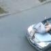 Još jedan šokantan snimak iz Novog Sada: Muškarac skače na automobil, uništava inventar pa urinira (VIDEO)