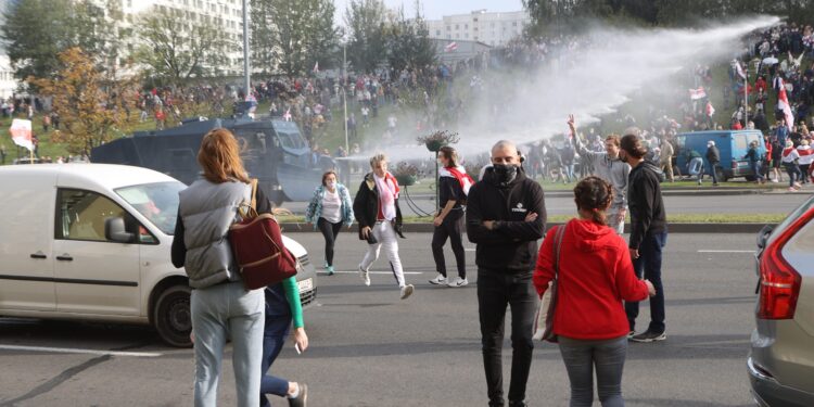 Haos u Minsku: Suzavac, vodeni topovi, šok bombe… (VIDEO)