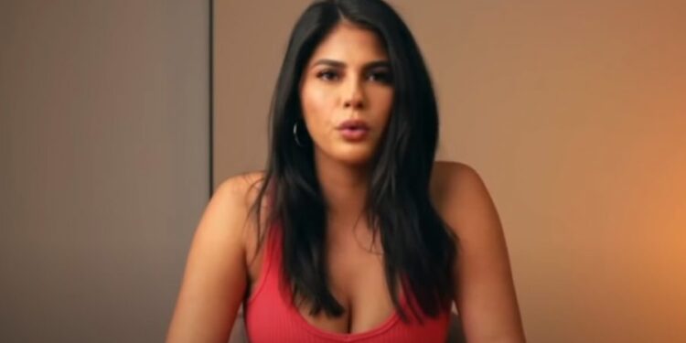 Nakon pornića sa fudbalerom, manekenka u tangama poziva na glasanje! (FOTO, VIDEO)