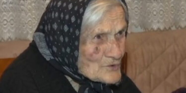 Baka Milka (105) je najstariji i najvatreniji navijač Novaka Đokovića