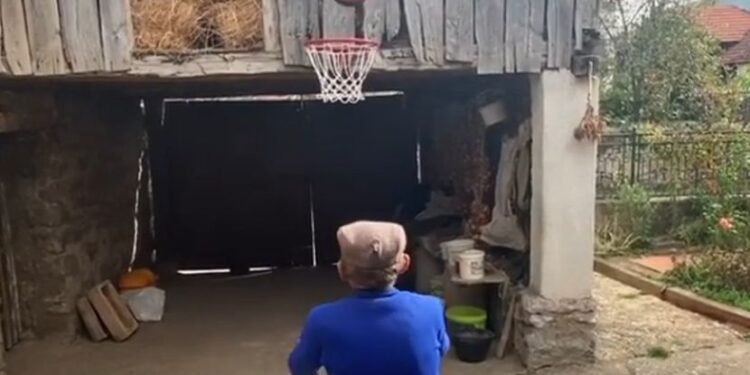 Bobi Marjanović snimao dedu kako šutira na koš, fanovi poručili: Bolje izvodi bacanja od O’Nila (VIDEO)