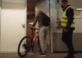 Ima milione, a biciklom dolazi na utakmice: Roben pokazao skromnost kakva se u fudbalu retko viđa (VIDEO)