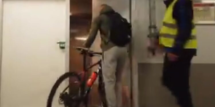 Ima milione, a biciklom dolazi na utakmice: Roben pokazao skromnost kakva se u fudbalu retko viđa (VIDEO)