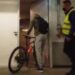 Ima milione, a biciklom dolazi na utakmice: Roben pokazao skromnost kakva se u fudbalu retko viđa (VIDEO)