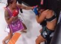 Žena, a bije tako da bi joj muškarci pobegli sa crte (VIDEO)