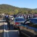 “Đedo, dogodine na Lovćenu”: Reke ljudi ispraćaju Amfilohija na magistrali ka Podgorici (VIDEO)