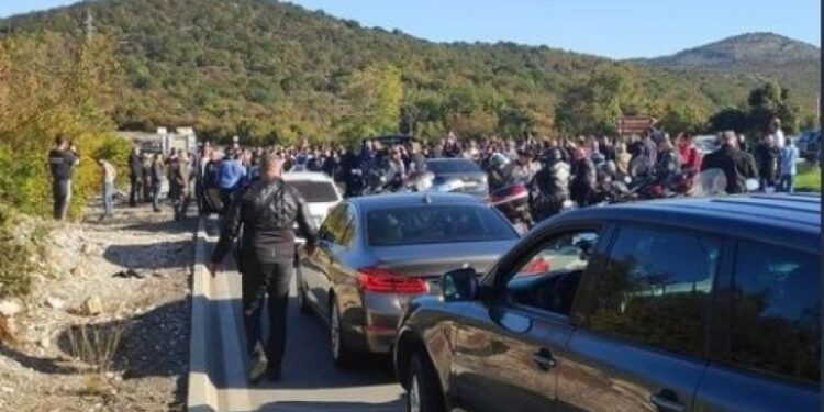 Na stotine vernika na kolenima odaju poštu mitropolitu (VIDEO)