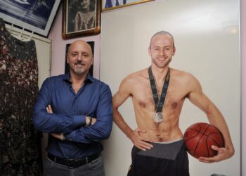 EKSKLUZIVNO „Vesti“ u domu Saše Obradovića: „Zvali me i Partizan i Zvezda, Đorđević je kriv za frizuru, a zlato i balkon… “ (FOTO/VIDEO)