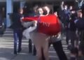 Skandal na izborima u Kijevu: Žena podigla suknju pred predsednikom (VIDEO)