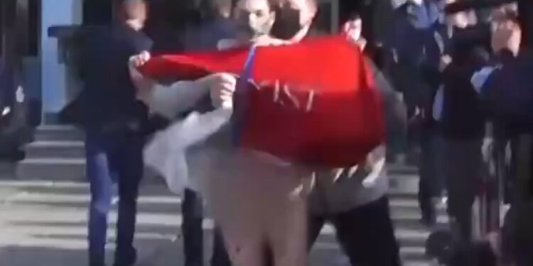 Skandal na izborima u Kijevu: Žena podigla suknju pred predsednikom (VIDEO)