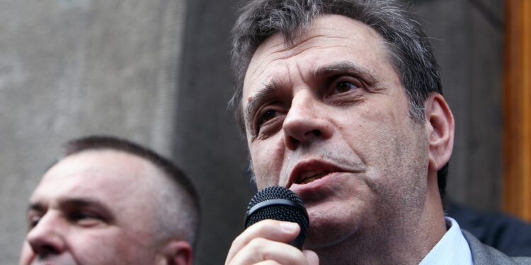 Cvele igra Koštunicu, Mima Karadžić generala Pavkovića?