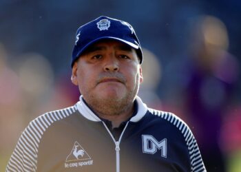 Slavni fudbaler uplašen za svoje zdravlje: Maradona smešten u izolaciju