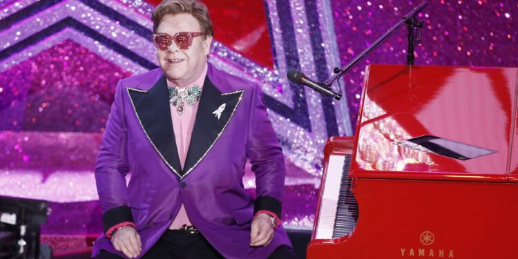 Legendarni Elton Džon dobio svoju barbi lutku (FOTO)