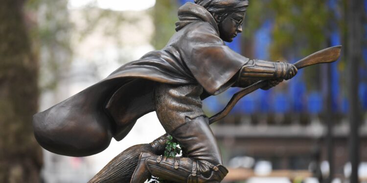 Otkrivena statua Harija Potera u Londonu (FOTO)